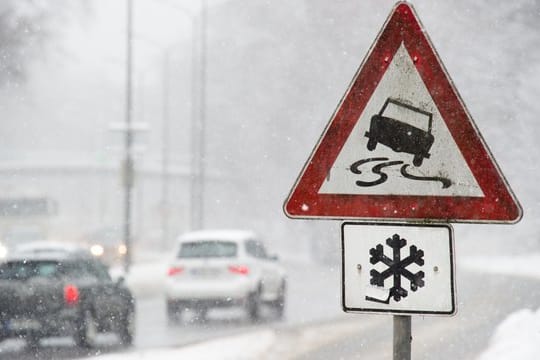 Bei Eis, Schnee und Glätte ist wegen des verlängerten Bremswegs zusätzlicher Abstand zu anderen nötig.