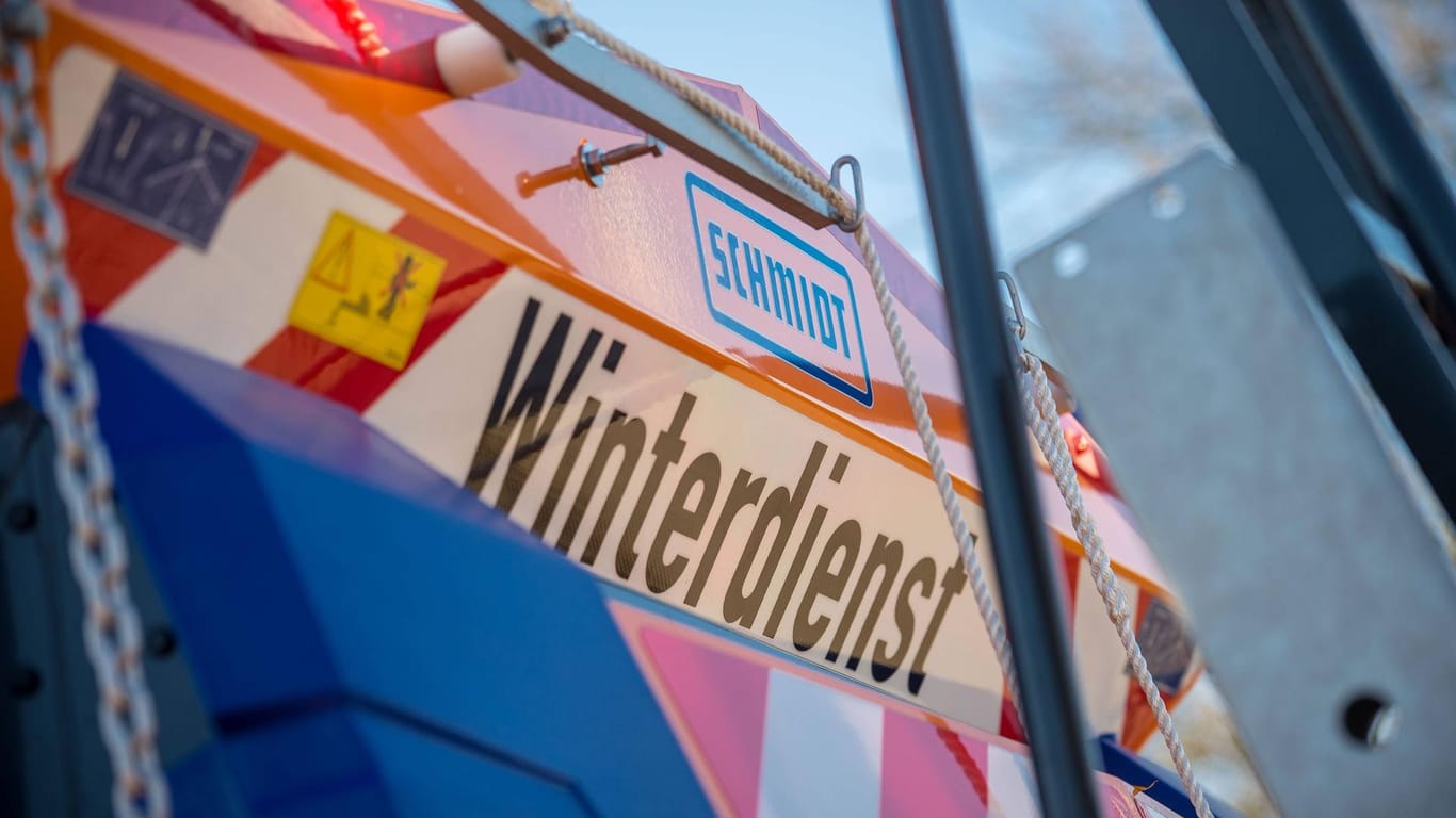 Ein Räumfahrzeug: In Bayern ist ein Wagen in eine Hauswand gekracht. (Symbolbild)