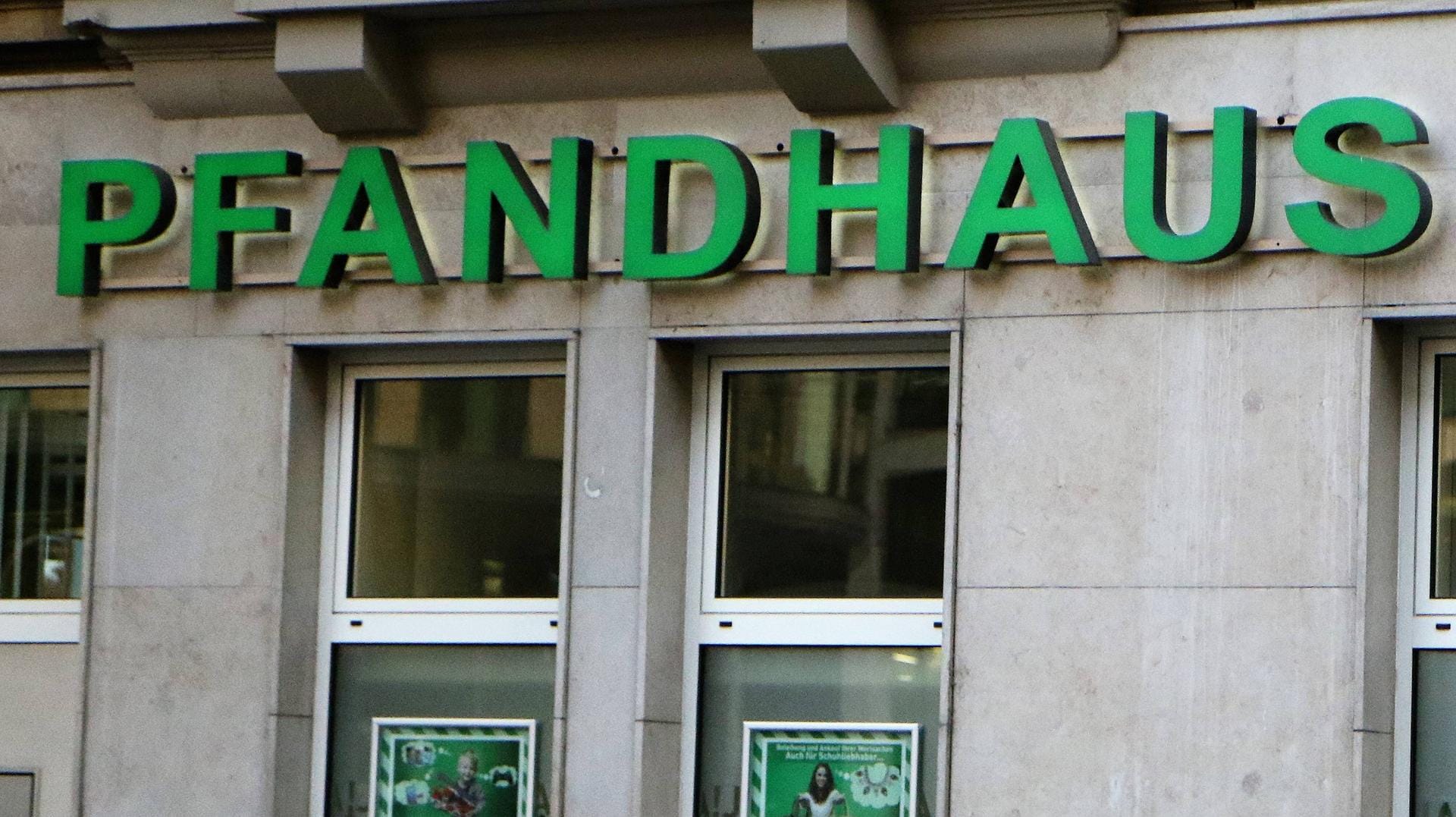 Ein Pfandhaus in Frankfurt (Symbolbild): Unbekannte haben den Jahreswechsel für einen Einbruch in solch ein Haus genutzt. Ein Pfandhaus in Frankfurt (Symbolbild): Unbekannte haben den Jahreswechsel für einen Einbruch in solch ein Haus genutzt.
