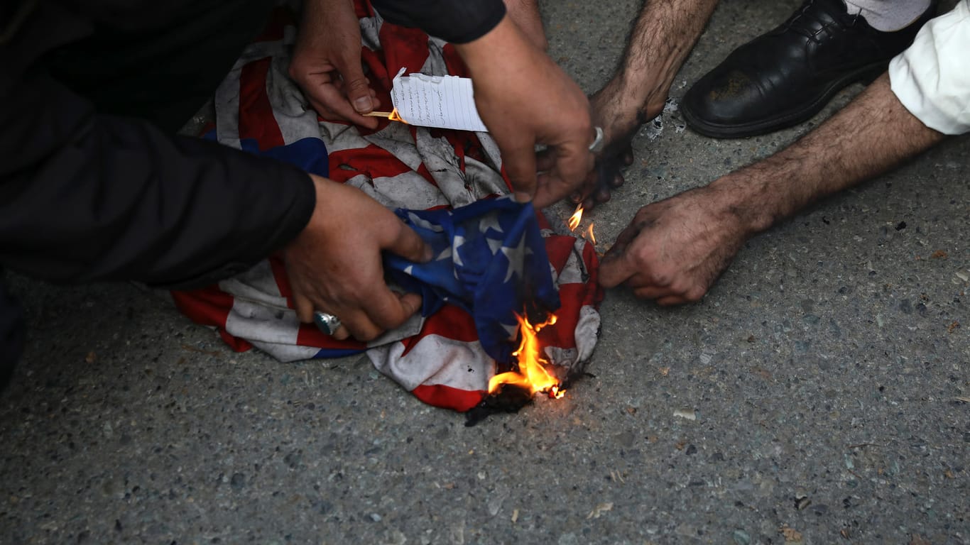 Tod des Al-Kuds-Brigaden-Chefs – Demonstranten in Teheran zünden eine US-Flagge an