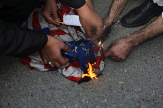 Tod des Al-Kuds-Brigaden-Chefs – Demonstranten in Teheran zünden eine US-Flagge an