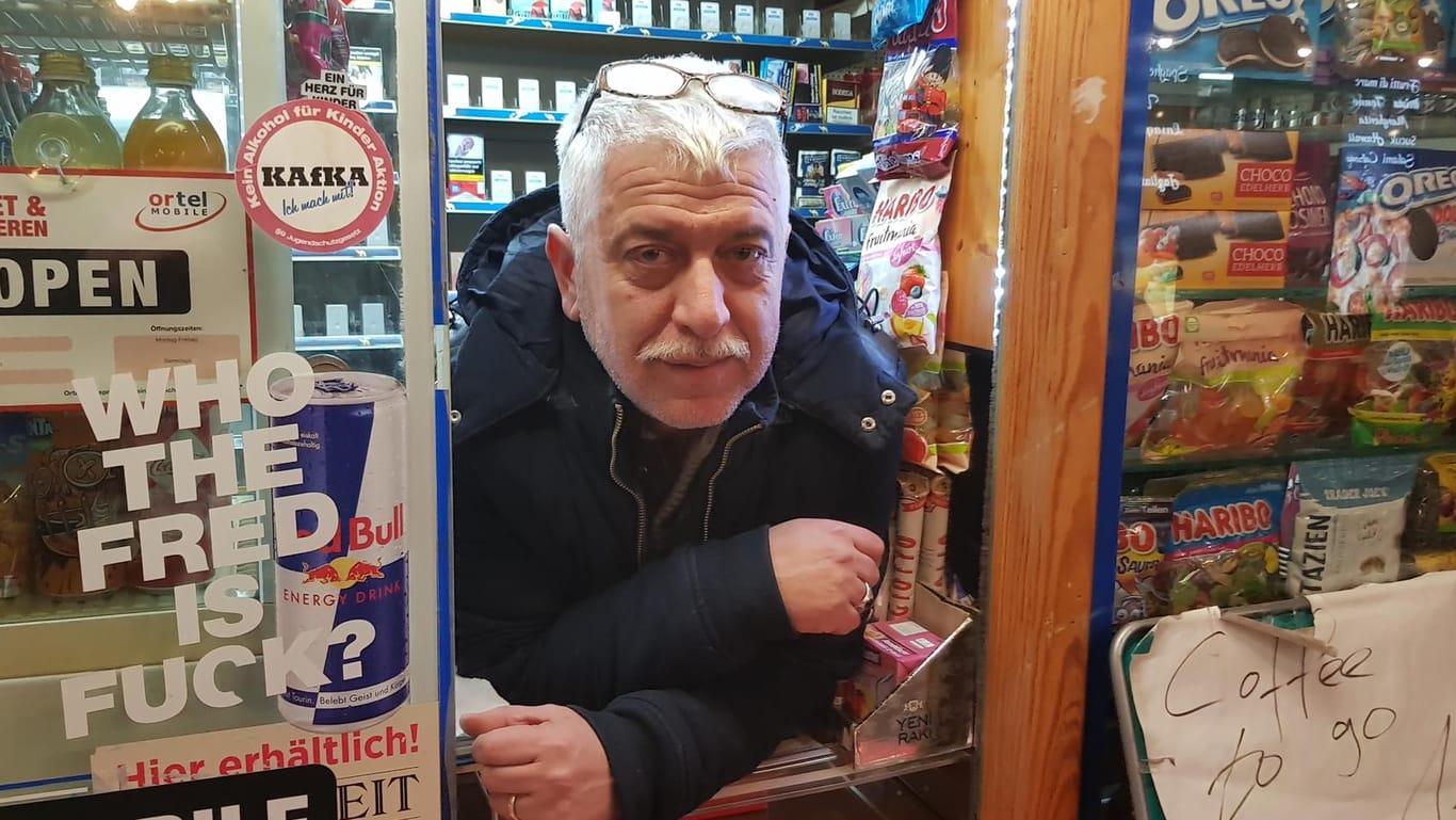 Kiosk-Besitzer Ismet Taymaz aus Berlin: Er macht einen Großteil seines Umsatzes mit kleinen Beträgen.