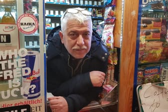 Kiosk-Besitzer Ismet Taymaz aus Berlin: Er macht einen Großteil seines Umsatzes mit kleinen Beträgen.