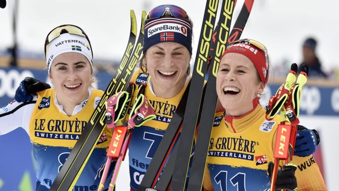 Skilangläuferin Katharina Hennig (r) freut sich über ihren dritten Platz in Val di Fiemme.