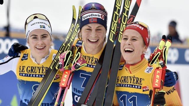 Skilangläuferin Katharina Hennig (r) freut sich über ihren dritten Platz in Val di Fiemme. Skilangläuferin Katharina Hennig (r) freut sich über ihren dritten Platz in Val di Fiemme.