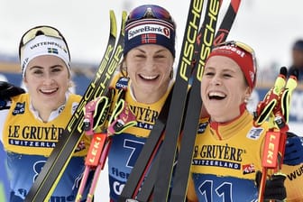 Skilangläuferin Katharina Hennig (r) freut sich über ihren dritten Platz in Val di Fiemme.