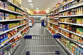 Regale im Supermarkt: 2019 gingen über 2.500 Beschwerden bei der Verbraucherzentrale ein.