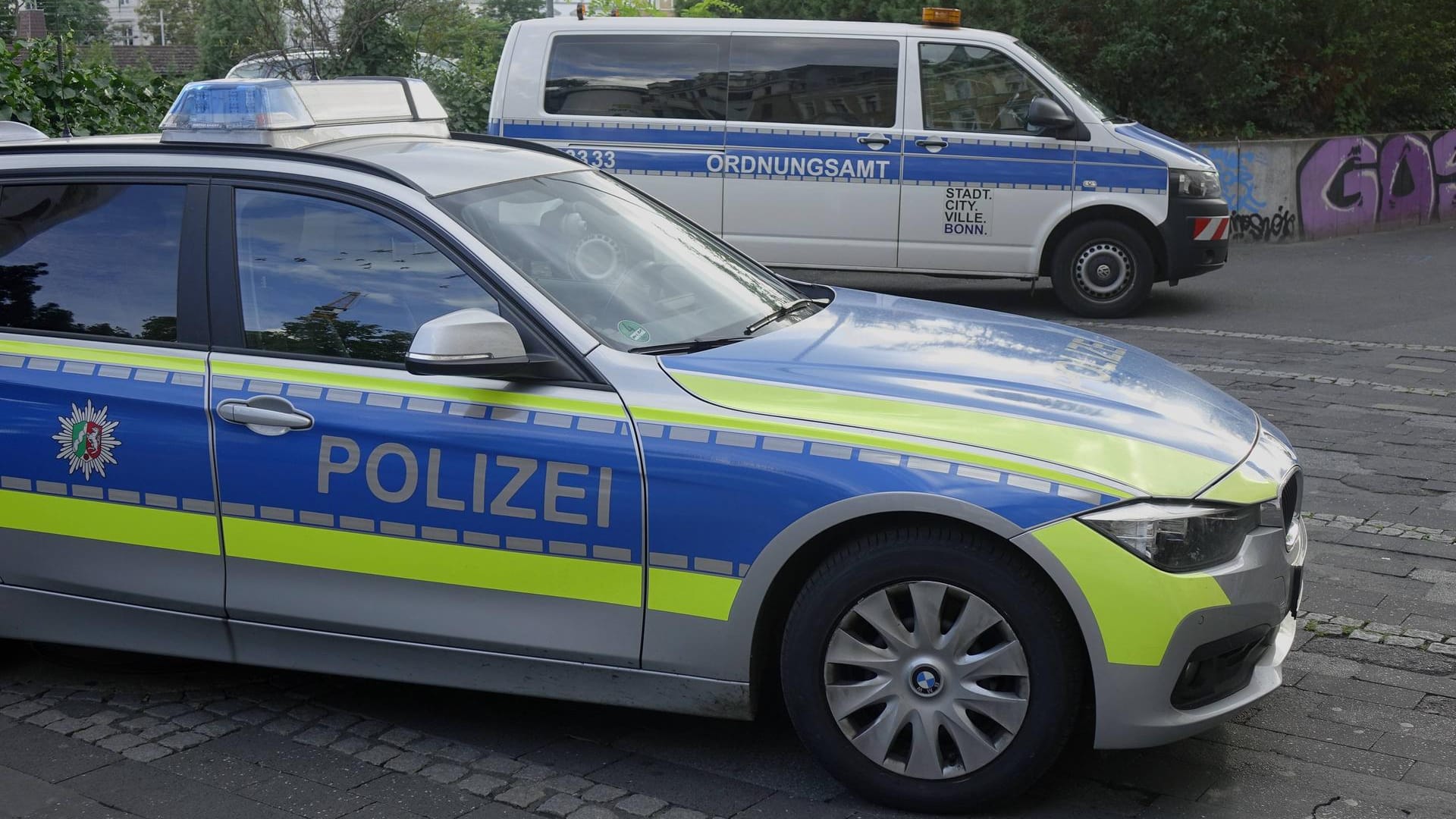 Ein Fahrzeug der Polizei in Bonn (Symbolbild): Ein 24-Jähriger wird gesucht, weil er gezielt auf einen Beamten zugefahren sei. Ein Fahrzeug der Polizei in Bonn (Symbolbild): Ein 24-Jähriger wird gesucht, weil er gezielt auf einen Beamten zugefahren sei.
