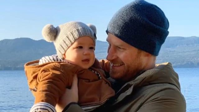 Wenn der Vater mit dem Sohne: Prinz Harry, Herzog von Sussex, mit seinem Sohn Archie Mountbatten-Windsor auf dem Arm. Wenn der Vater mit dem Sohne: Prinz Harry, Herzog von Sussex, mit seinem Sohn Archie Mountbatten-Windsor auf dem Arm.
