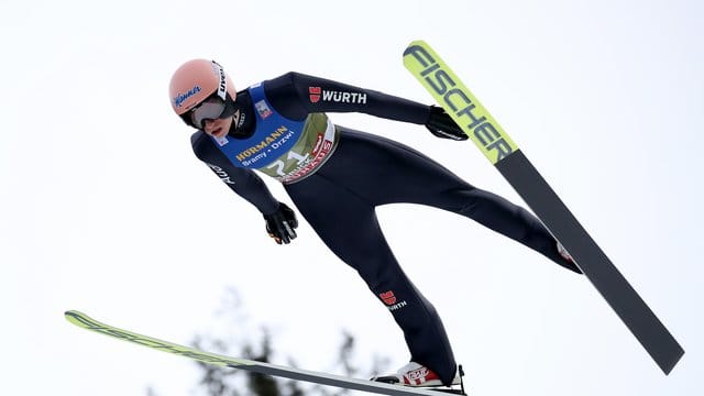Karl Geiger bestätige seine starke Form auch auf der dritten Station der Vierschanzentournee. Karl Geiger bestätige seine starke Form auch auf der dritten Station der Vierschanzentournee.