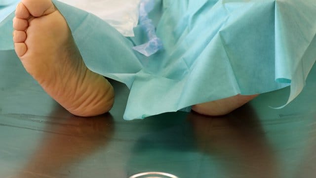 Verstorbene werden in Deutschland von Ärzten untersucht, in der Regel daheim. Verstorbene werden in Deutschland von Ärzten untersucht, in der Regel daheim.