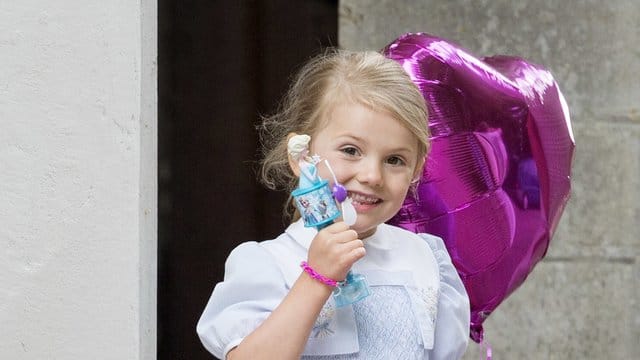 Prinzessin Estelle von Schweden hat sich ein Bein gebrochen und trägt jetzt einen Gips.