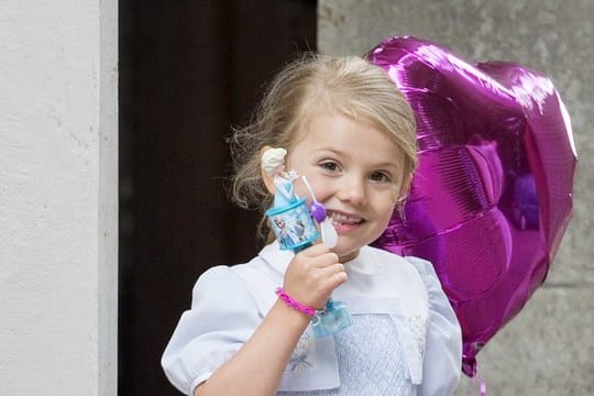 Prinzessin Estelle von Schweden hat sich ein Bein gebrochen und trägt jetzt einen Gips.