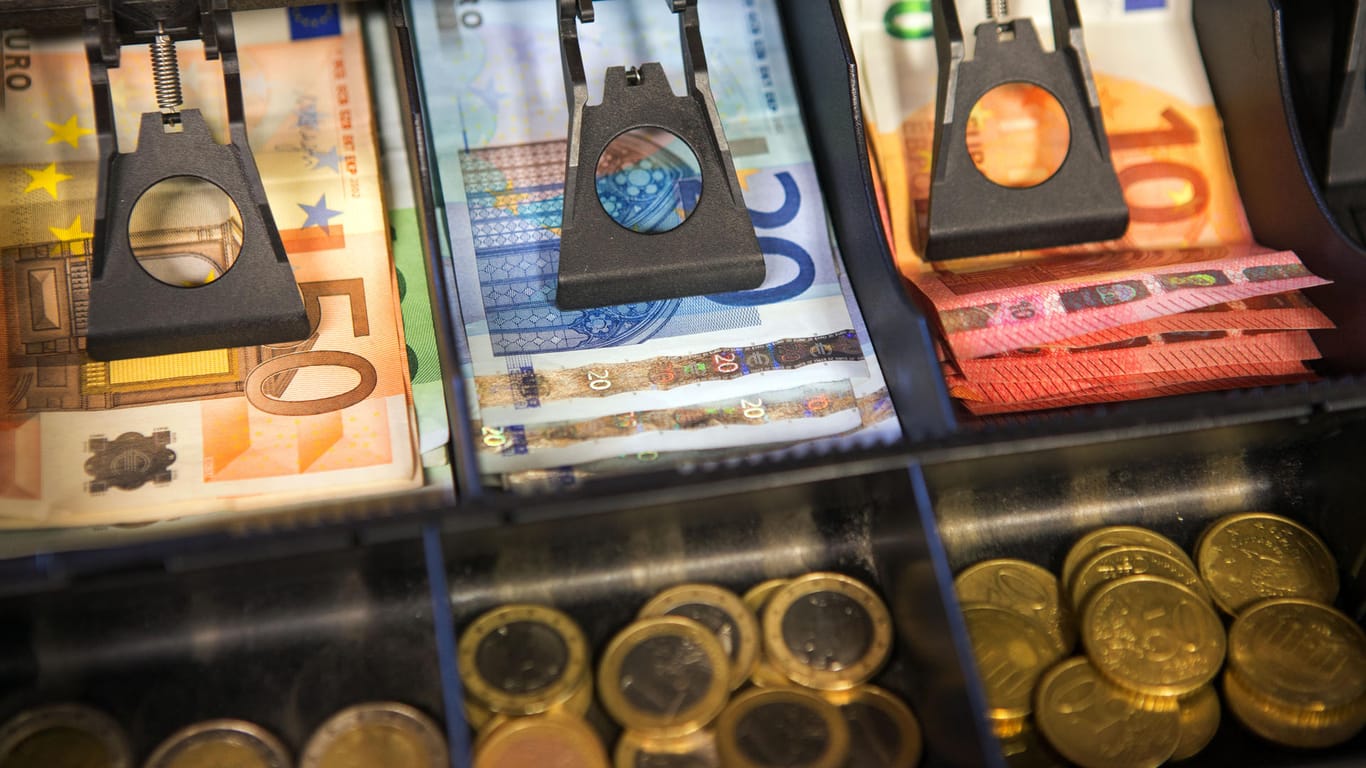 Münzen und Geldscheine in einer Kasse: Die berechnete Inflationsrate liegt für 2019 unter der Schätzung von Experten.