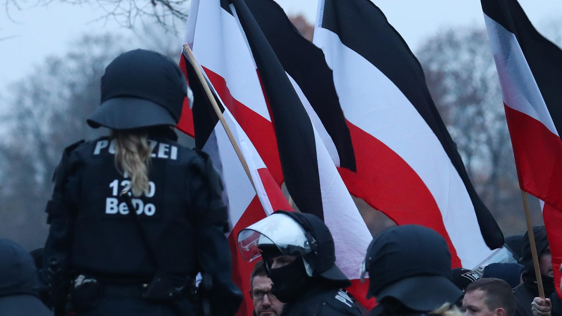 Ein Polizistin bei einem Neonazi-Aufmarsch in Hannover: In Deutschland gibt es zum Teil offene Sympathien für rechten Terror. (Symbolbild)