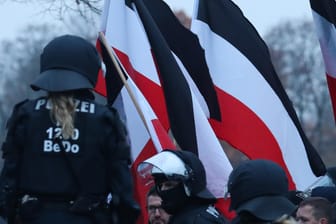 Ein Polizistin bei einem Neonazi-Aufmarsch in Hannover: In Deutschland gibt es zum Teil offene Sympathien für rechten Terror. (Symbolbild)