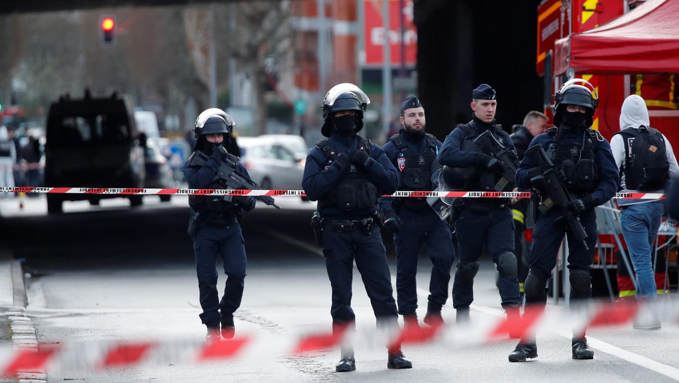 Polizisten sichern die Gegend um den Ort des Messerangriffs in Villejuif bei Paris.