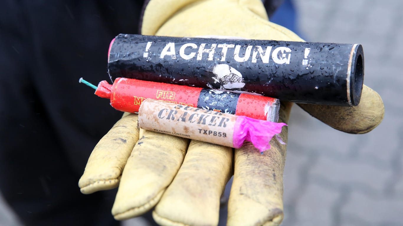 Ein Entschärfer des Kampfmittelräumdienstes zeigt verbotene Feuerwerkskörper: Die sogenannten "Polenböller" sind in Deutschland illegal.