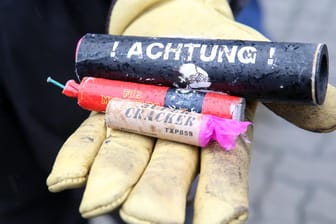 Ein Entschärfer des Kampfmittelräumdienstes zeigt verbotene Feuerwerkskörper: Die sogenannten "Polenböller" sind in Deutschland illegal.