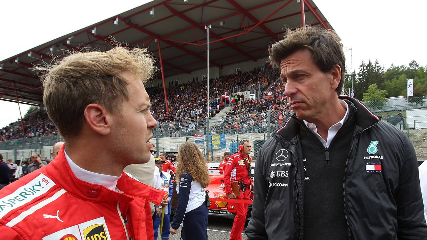 Könnten sich 2020 einen harten Schlagabtausch um den Titel liefern: Ferrari-Star Vettel (l.) und Mercedes Teamchef Toto Wolff (r.).