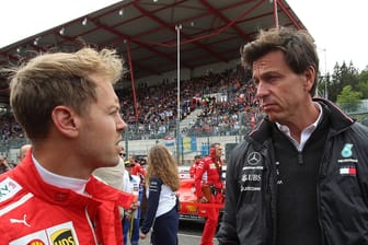 Könnten sich 2020 einen harten Schlagabtausch um den Titel liefern: Ferrari-Star Vettel (l.) und Mercedes Teamchef Toto Wolff (r.).