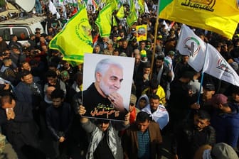 Anhänger des getöteten iranischen Generals Ghassem Soleimani nehmen onj Bagdad an einem Trauerzug teil.