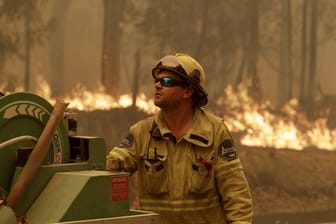 Kampf gegen die Flammen: Ein Mitarbeiter der Forest Corporation in der Nähe von Moruya.