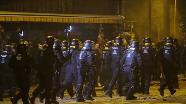 Polizeieinsatz im Leipziger Stadtteil Connewitz in der Silvesternacht. Polizeieinsatz im Leipziger Stadtteil Connewitz in der Silvesternacht.