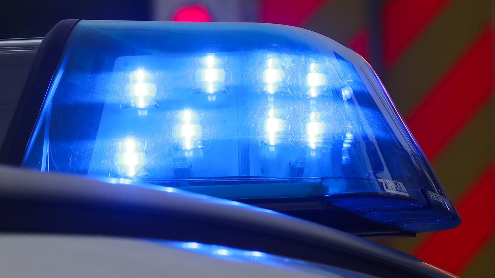 Blaulicht eines Einsatzfahrzeuges: Die Frau musste mit einem Rettungshubschrauber ins Krankenhaus geflogen werden (Symbolbild). Blaulicht eines Einsatzfahrzeuges: Die Frau musste mit einem Rettungshubschrauber ins Krankenhaus geflogen werden (Symbolbild).