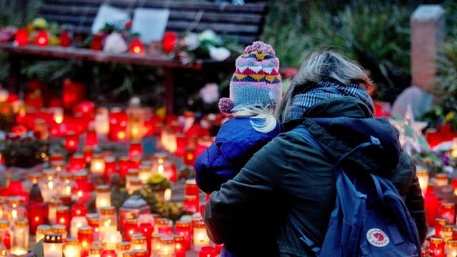 Bei dem Feuer in der Silvesternacht starben im Krefelder Zoo mehr als 30 Tiere. Bei dem Feuer in der Silvesternacht starben im Krefelder Zoo mehr als 30 Tiere.