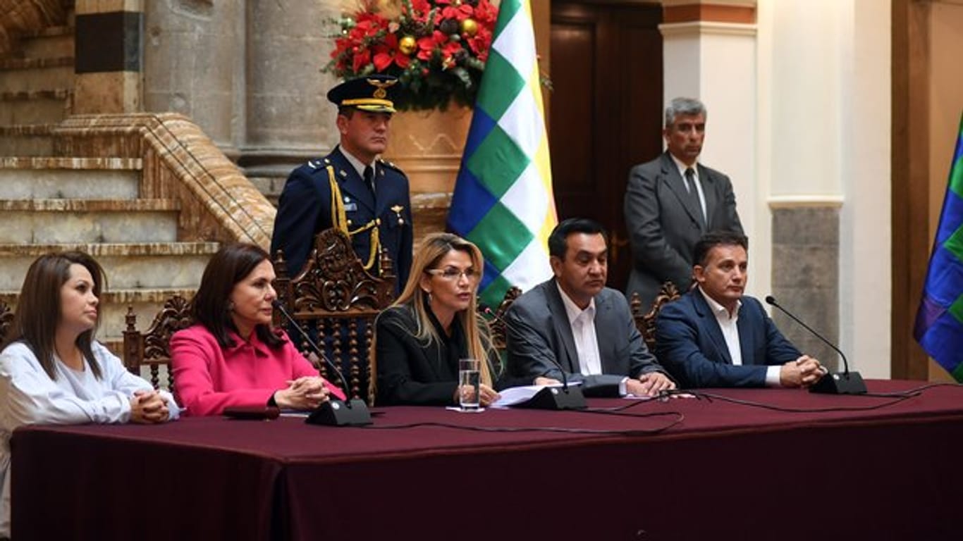 Jeanine Anez (M), Interimspräsidentin von Bolivien, während einer Ankündigung.