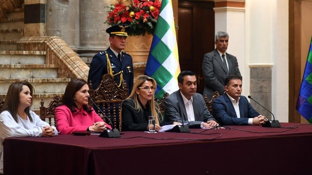 Jeanine Anez (M), Interimspräsidentin von Bolivien, während einer Ankündigung. Jeanine Anez (M), Interimspräsidentin von Bolivien, während einer Ankündigung.