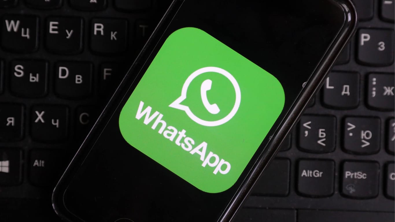 Das Logo von WhatsApp auf einem Smartphone: Deutsche Nutzer können in neuen Versionen keine Chats mehr exportieren.