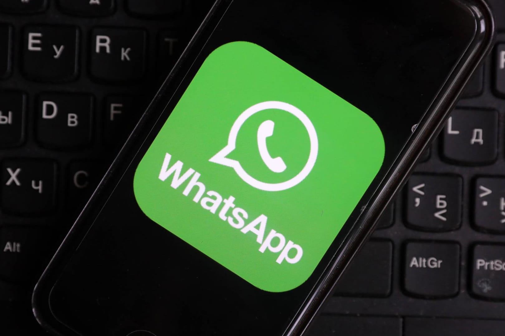 Das Logo von WhatsApp auf einem Smartphone: Deutsche Nutzer können in neuen Versionen keine Chats mehr exportieren.