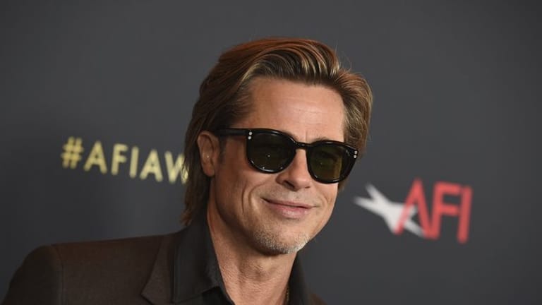 Schauspieler Brad Pitt ist einer der Stars, die bei den Golden Globes die Trophäen austeilen werden.