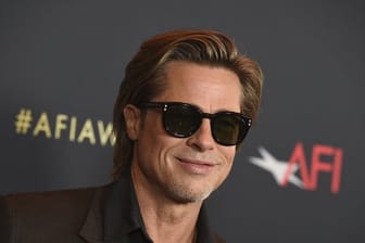 Schauspieler Brad Pitt ist einer der Stars, die bei den Golden Globes die Trophäen austeilen werden.