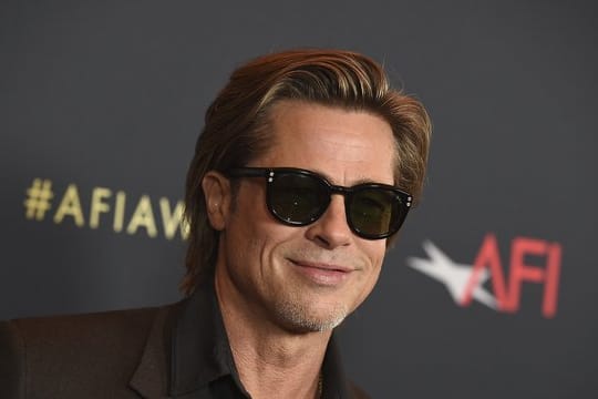 Schauspieler Brad Pitt ist einer der Stars, die bei den Golden Globes die Trophäen austeilen werden.