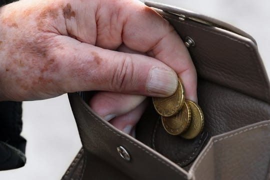 Viele Menschen in Deutschland sind nicht in der Lage, die kompletten Eigenbeiträge in einem Pflegeheim zu bezahlen.