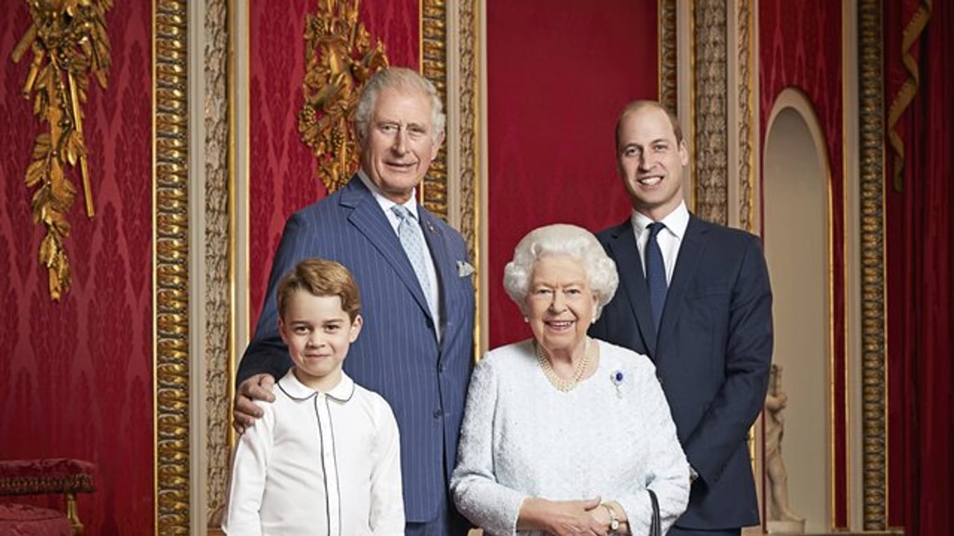 Prinz Charles (l-r, hinten), Prinz William, Prinz George (l-r, vorne) und Königen Elizabeth II.