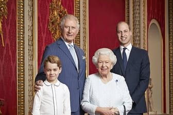 Prinz Charles (l-r, hinten), Prinz William, Prinz George (l-r, vorne) und Königen Elizabeth II.