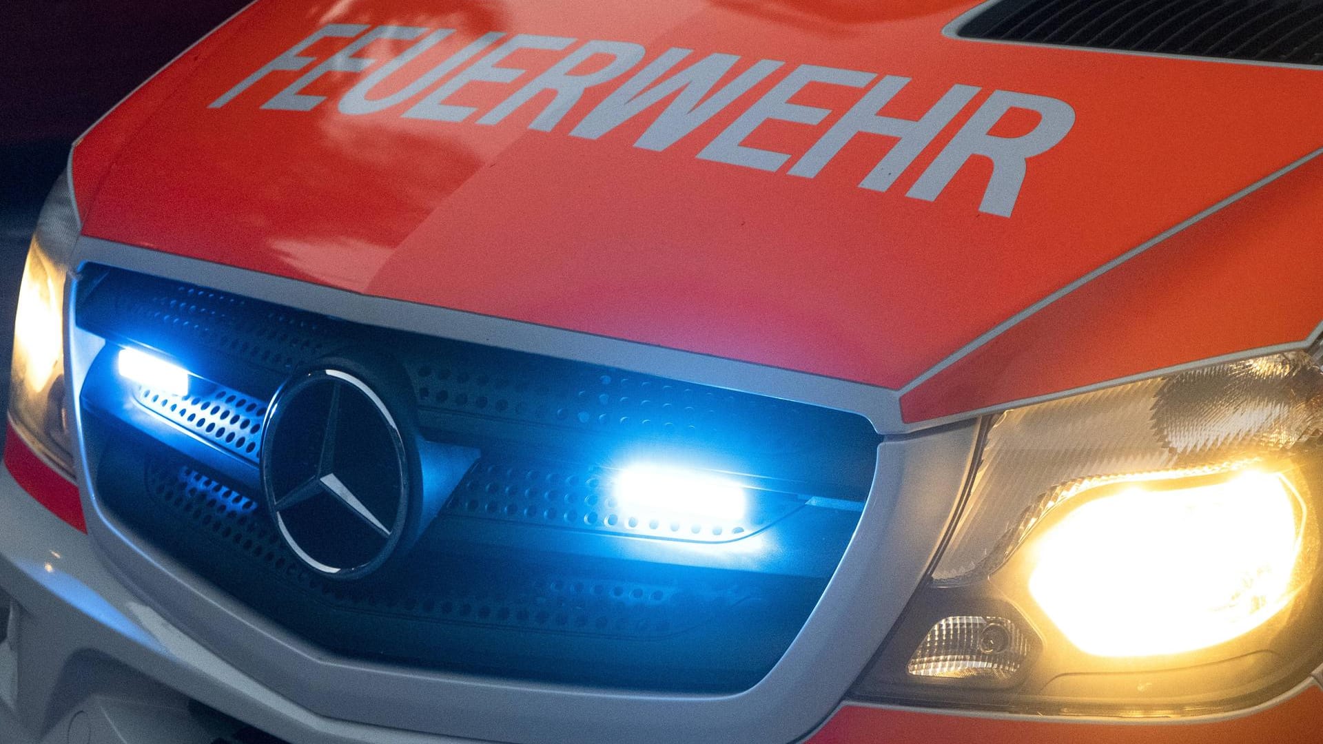 Front eines Rettungswagens: Der Bus hatte Vorfahrt, derAutofahrer hatte ihn beim Abbiegen wohl übersehen (Symbolbild).