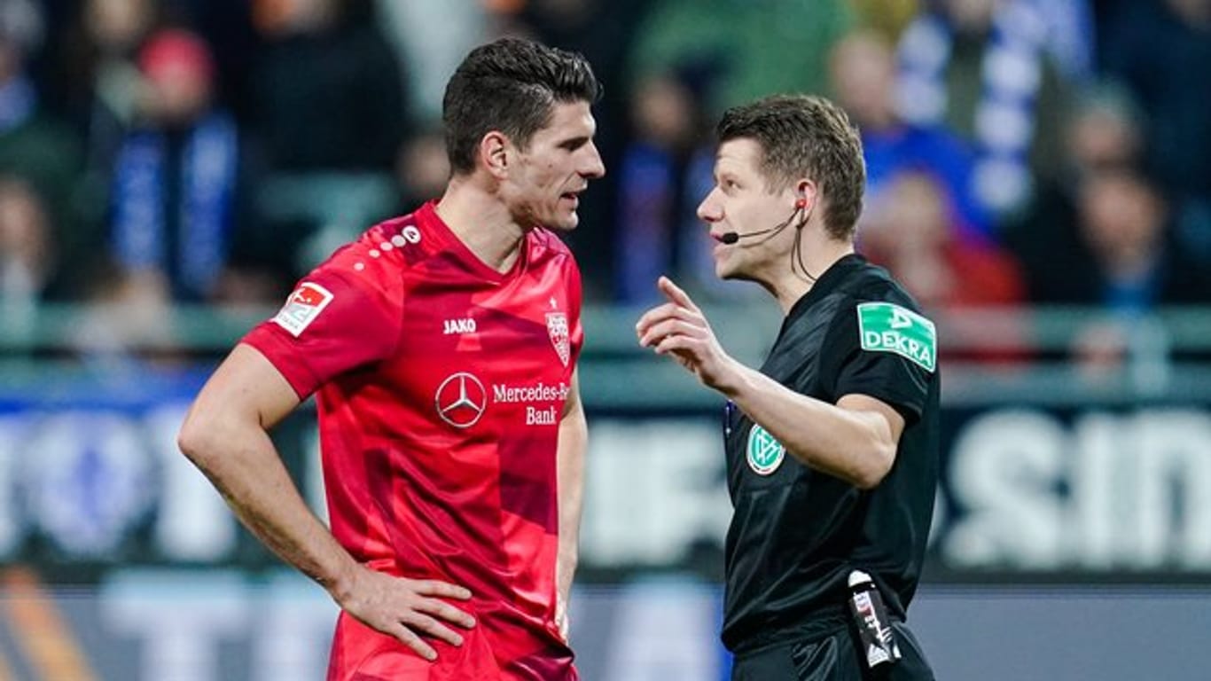 VfB-Spieler Mario Gomez (l) spricht mit Schiedsrichter Patrick Ittrich nach einer Abseitsentscheidung.