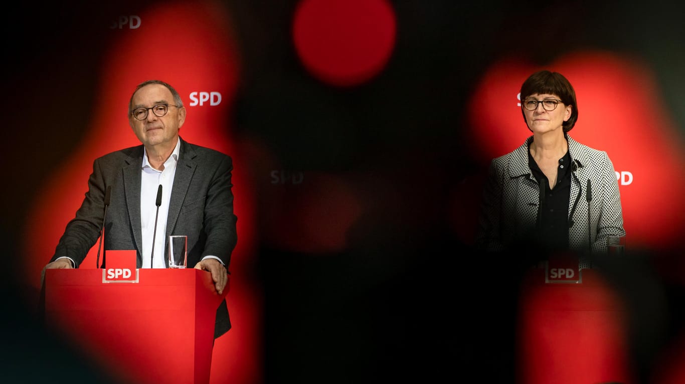 Die Parteivorsitzenden der SPD Norbert Walter-Borjans und Saskia Esken: Im neuen Jahr ist das Führungs-Duo direkt ins Stolpern geraten.