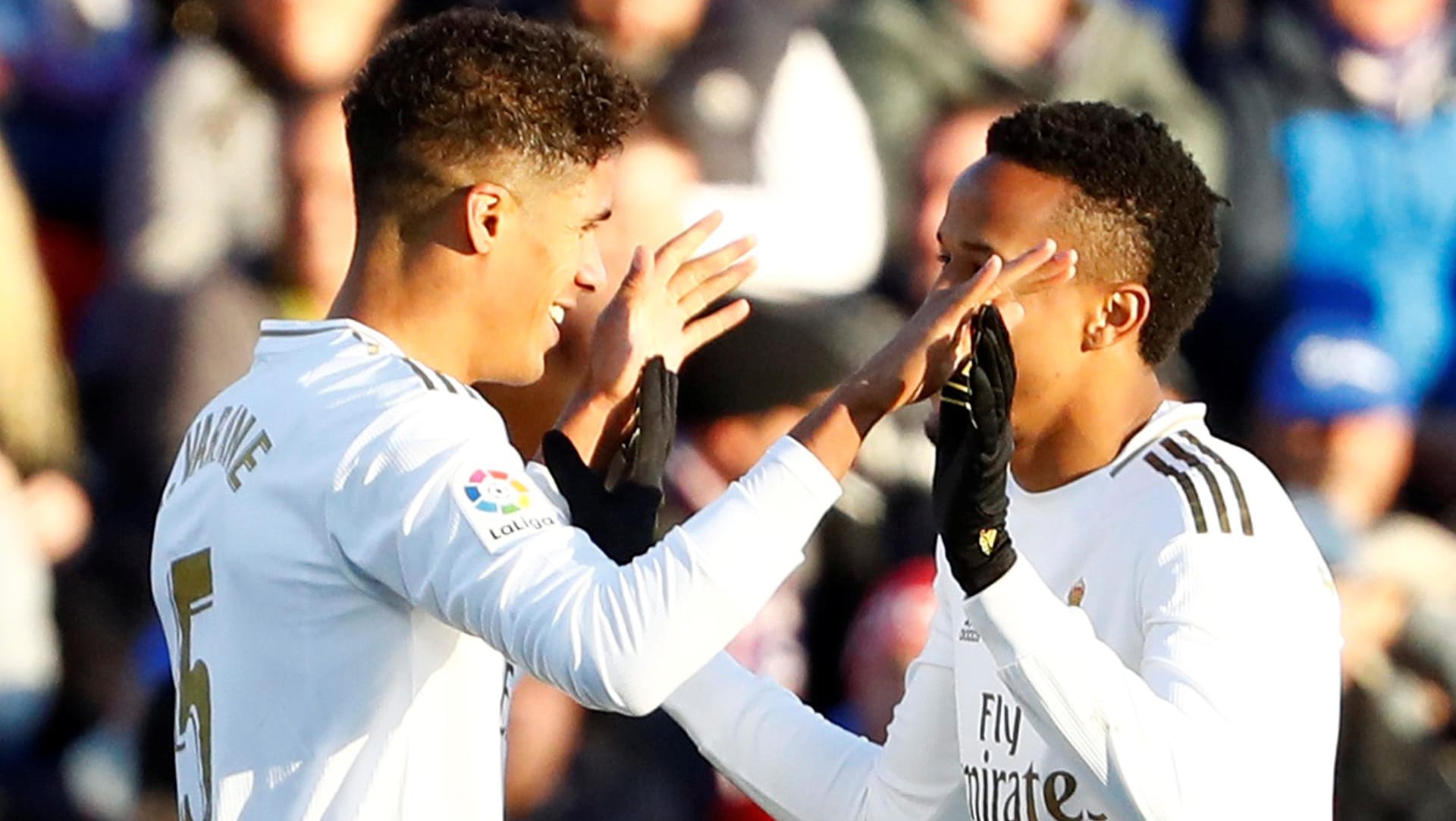 Raphael Varane: Der Franzose (li.) erzielte das 2:0 gegen Getafe und jubelt mit Eder Militao. Raphael Varane: Der Franzose (li.) erzielte das 2:0 gegen Getafe und jubelt mit Eder Militao.