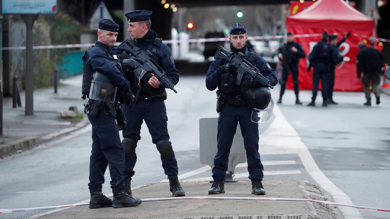 Französische Polizisten nach dem Messerangriff nahe Paris: Der Angreifer soll während des Vorfalls auch "Allahu akbar" (Arabisch für "Gott ist groß") gerufen haben.