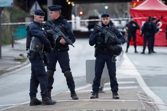 Französische Polizisten nach dem Messerangriff nahe Paris: Der Angreifer soll während des Vorfalls auch "Allahu akbar" (Arabisch für "Gott ist groß") gerufen haben.