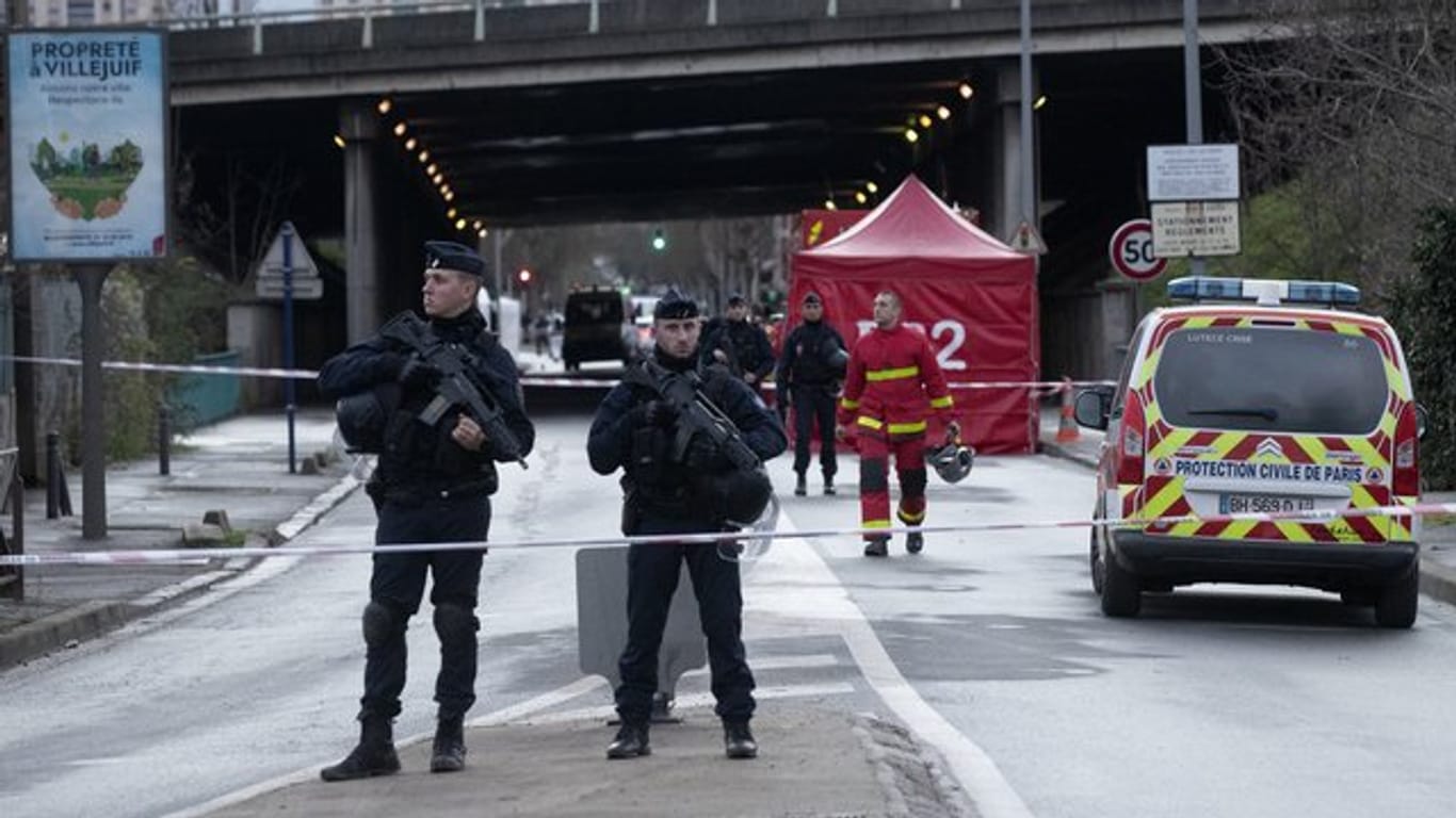 Polizisten sichern nach der Messerattacke den Tatort in Villejuif südlich von Paris.