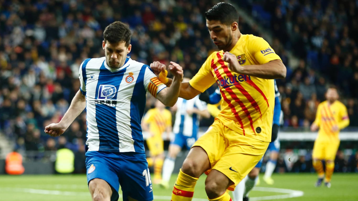 Luis Suarez (r.) vom FC Barcelona erzielt den Ausgleich gegen Espanyol.