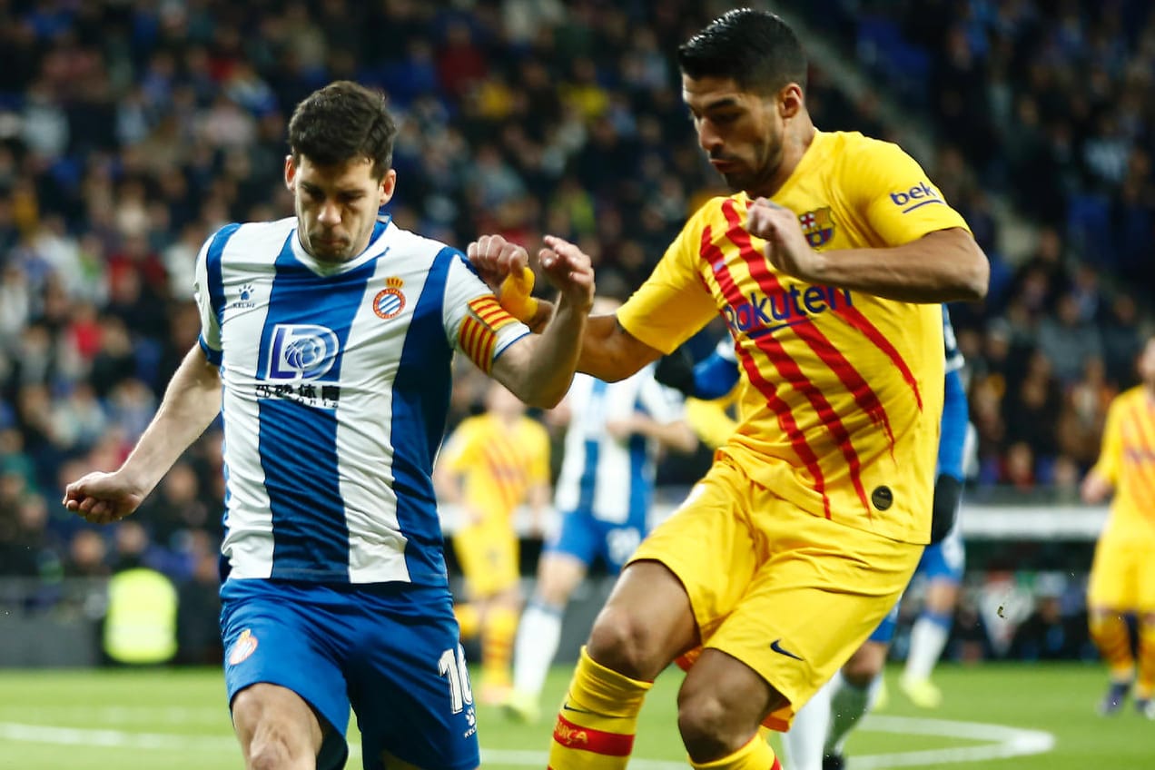 Luis Suarez (r.) vom FC Barcelona erzielt den Ausgleich gegen Espanyol.