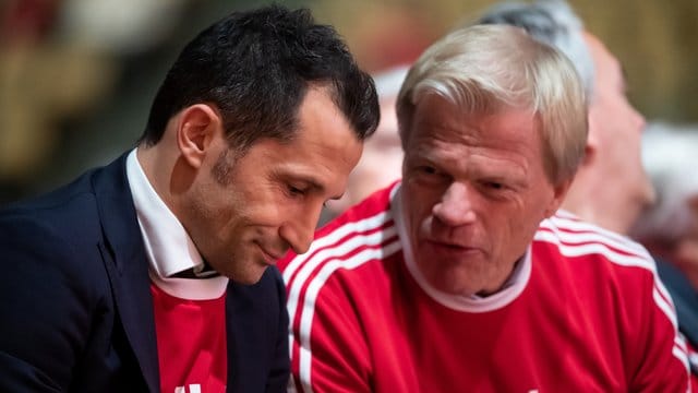 Hasan Salihamidzic begrüßt den Besuch von Oliver Kahn im Trainingslager. Hasan Salihamidzic begrüßt den Besuch von Oliver Kahn im Trainingslager.
